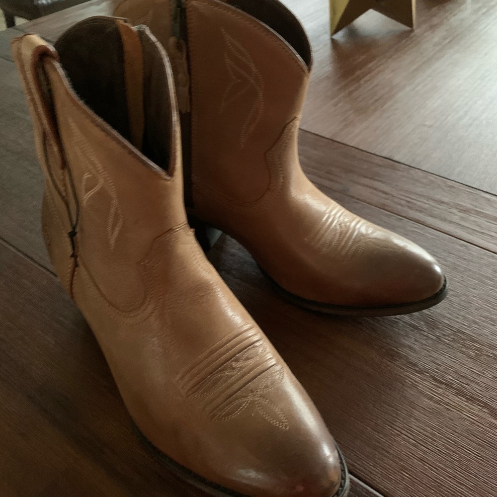 Ariat “little darling” Boots.. size 10